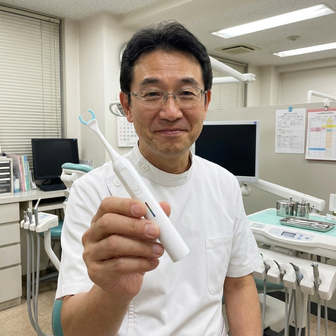 Dentist holding Essoon in his clinic